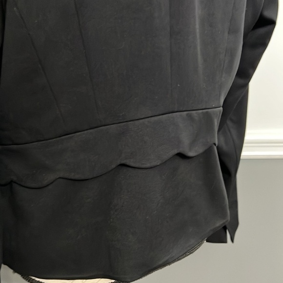 Elle Blazer 16 Black Long Sleeve design on the back with hook buttons - Picture 3 of 7